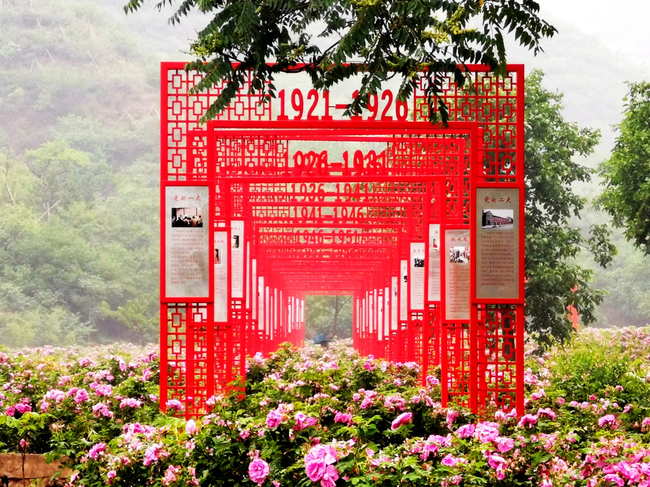 游客在百米红色长廊下欣赏美景的同时,还可以学习党史.