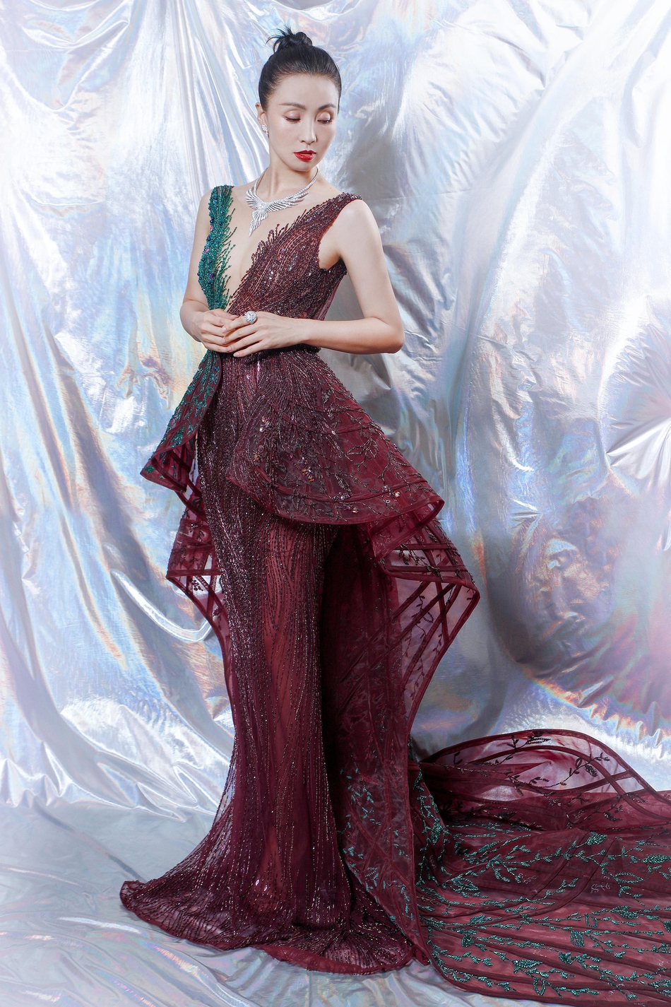 评委陶虹红毯造型曝光,深v拼接紫纱裙美艳大气