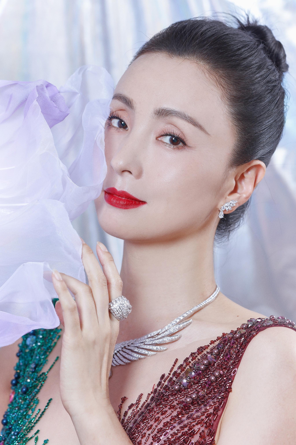 陶虹穿深v拼接紫纱裙妆容精致气质优雅