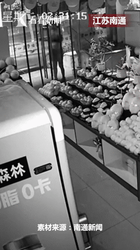 嚣张！3名小偷深夜踹门盗窃 得手后还对着摄像头跳舞挑衅休闲区蓝鸢梦想 - Www.slyday.coM