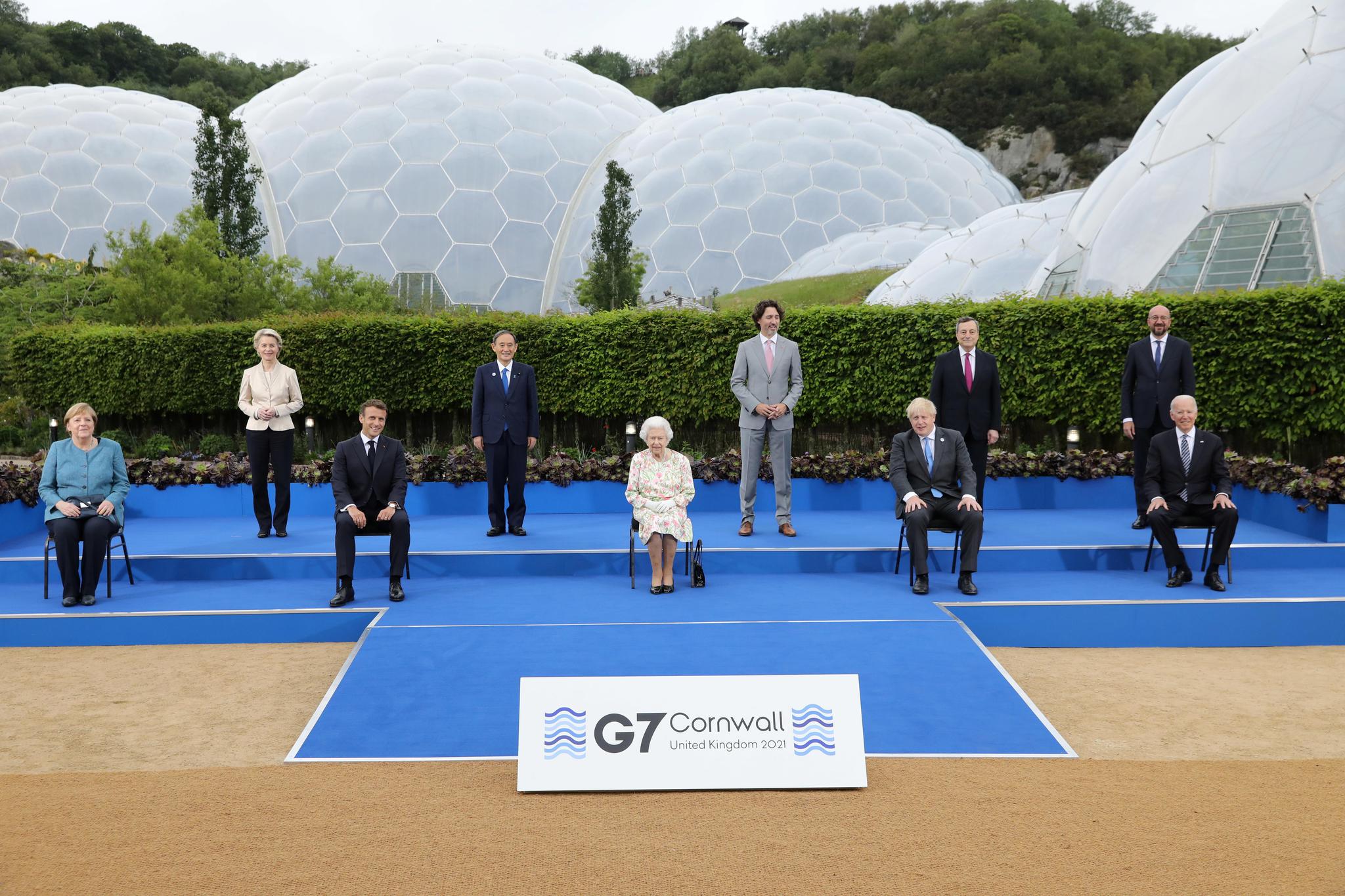 英国女王11日与G7领导人合照，图自澎湃影像