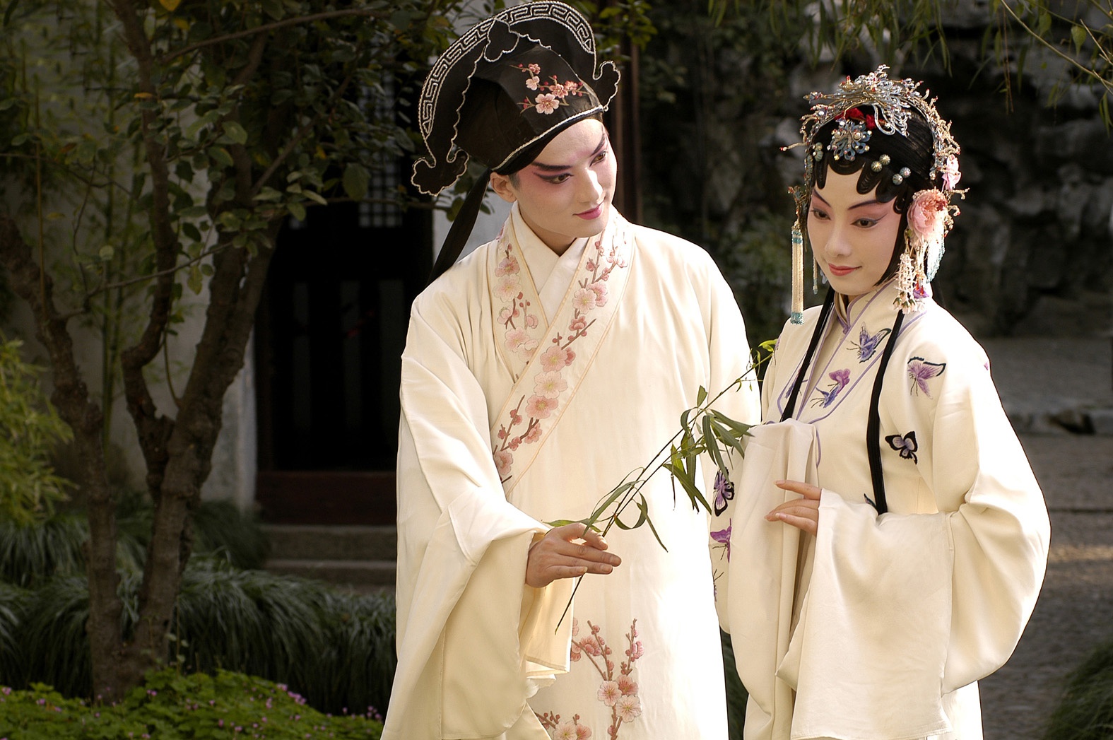 有一个短篇小说名字叫牡丹钗，开头引用的是牡丹亭的情不知所起，一往而深，求原文