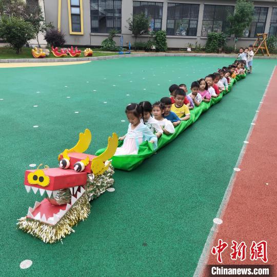 图为:6月11日,金华市武义县一家幼儿园让孩子们在校园内体验"旱地龙舟