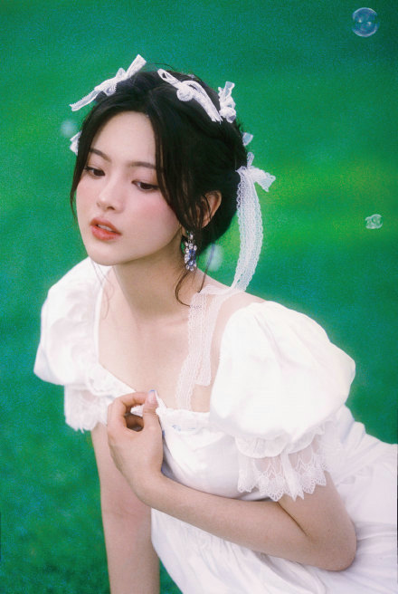 杨超越纯白花嫁婚纱照片写真图分享 杨超越穿婚纱白色连衣裙美极了