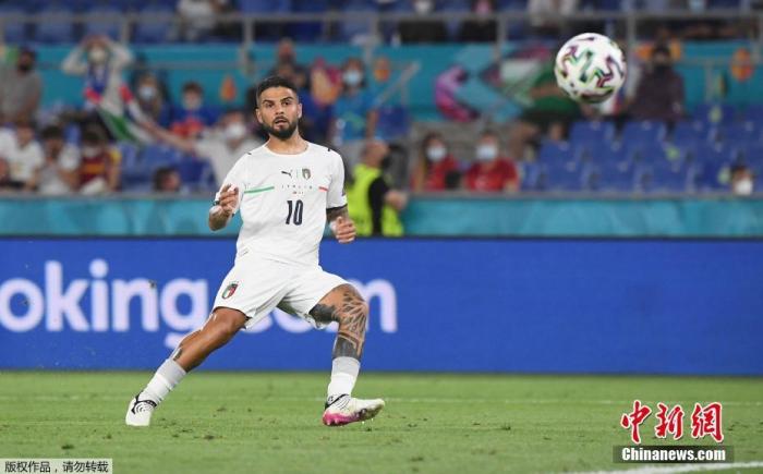 In the early morning of June 12, Beijing time, Rome, Italy, the opening match of the European Football Championship started. Italy defeated Turkey 3-0 and got a good start. The picture shows the Italian player Insigne in the game.