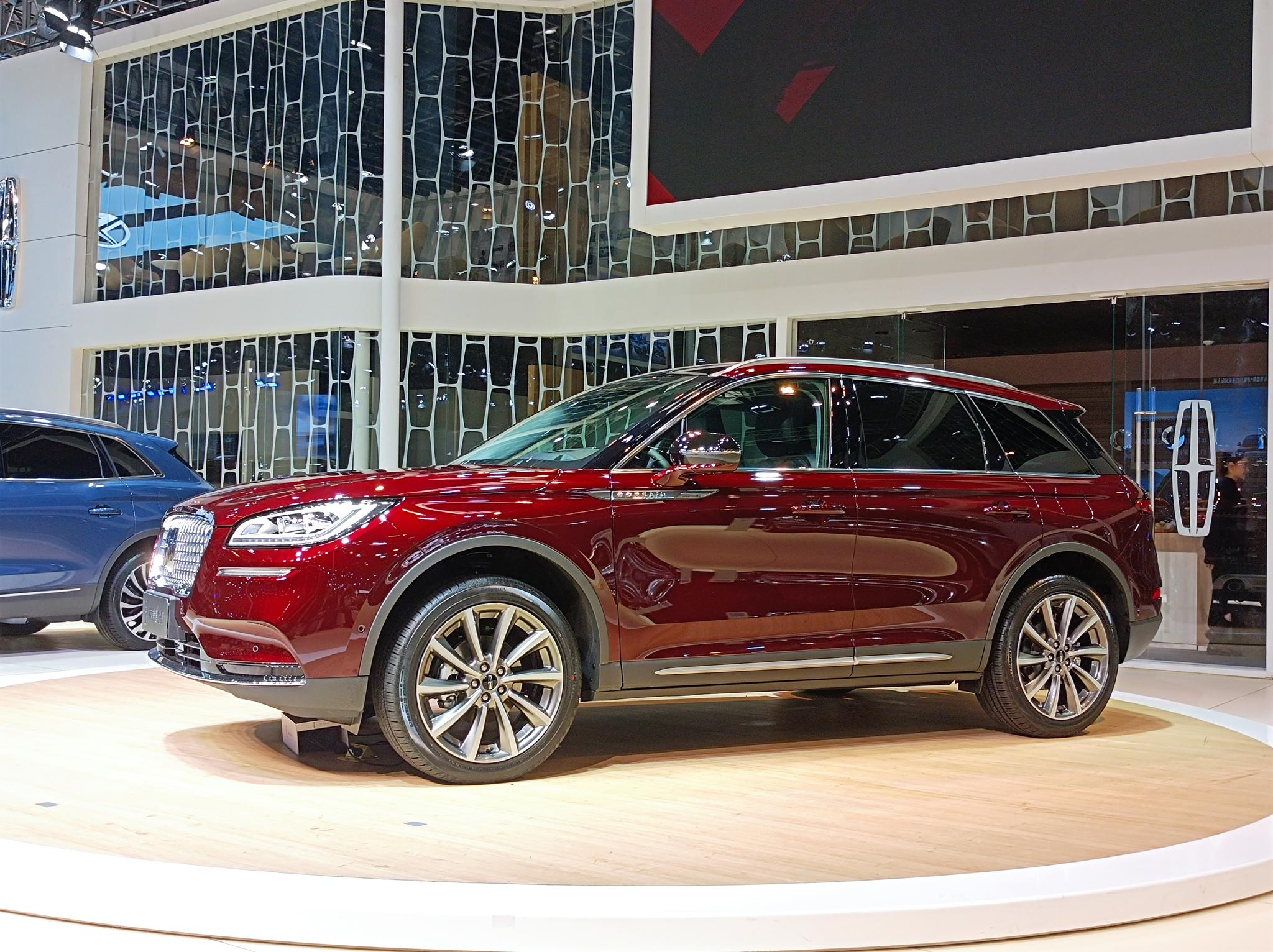 林肯冒险家corsair车头彰显豪华感,大面积网状进气格栅中间镶嵌林肯