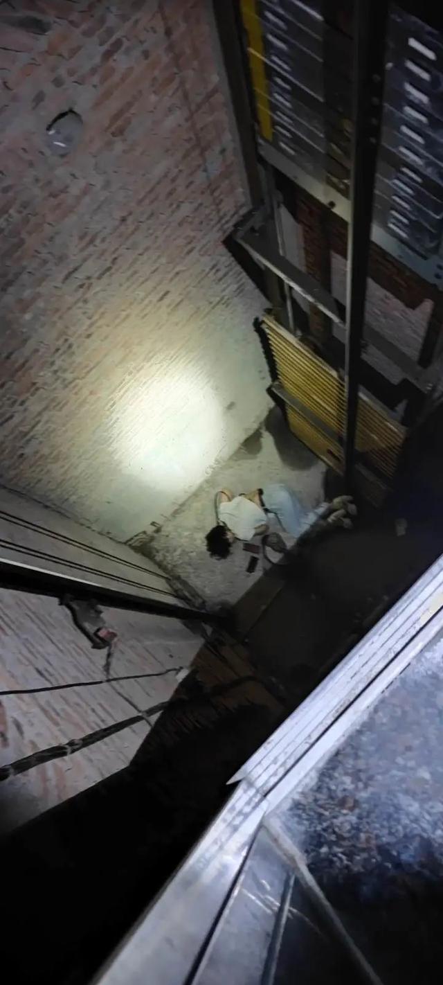 义乌女房东一脚踏空掉进8米深电梯井这个动作很危险