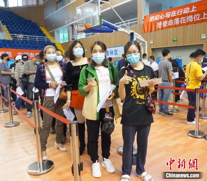 台胞排队接种新冠疫苗。广州市台办供图