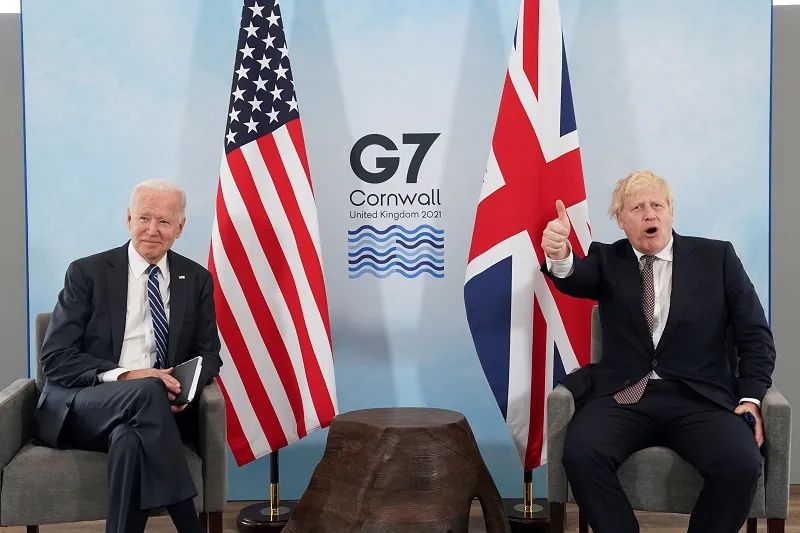 美国总统拜登（左）与英国首相约翰逊10日在康沃尔郡卡比斯贝举行会晤。（路透社）