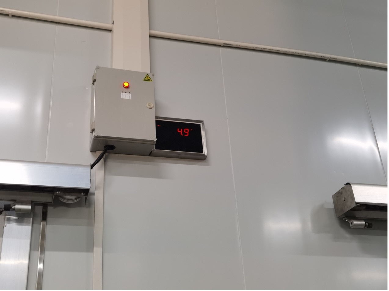 记者探访时,冷库的温度显示为4.9℃.孟庆伟/摄