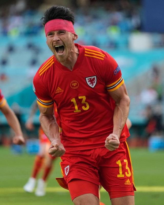 1米95华裔前锋救主,疯狂怒吼庆祝|欧洲杯|瑞士|穆尔_新浪新闻