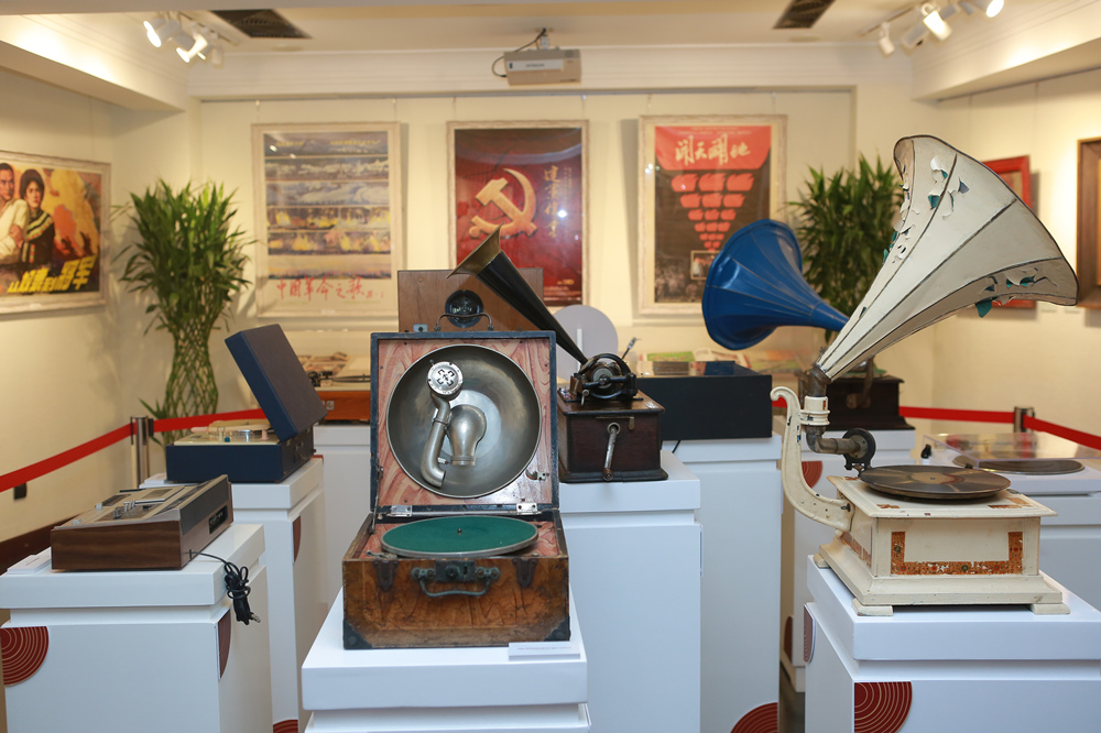 展览中展出的多台老式黑胶唱机