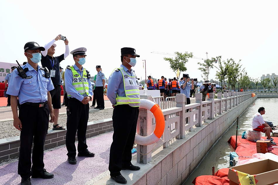 警方护航松江龙舟赛。图片来自松江公安