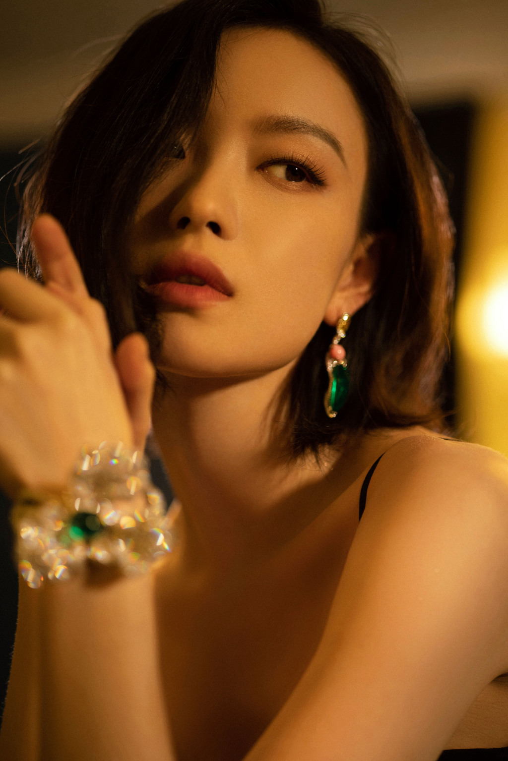 倪妮电影质感暗夜大片微卷发半遮面充满故事感