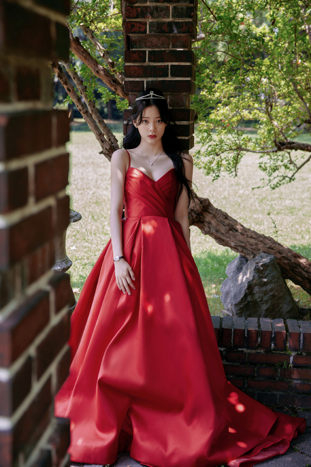 欧阳娜娜曝夏日华丽写真穿大红色公主裙楚楚动人