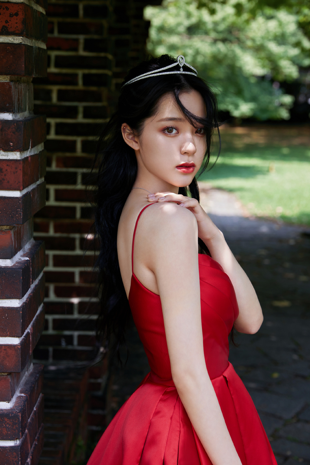 欧阳娜娜曝夏日华丽写真 穿大红色公主裙楚楚动人