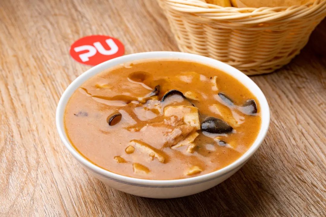 牛肉胡辣汤店里的牛肉胡辣汤辣味醇郁,汤香扑鼻,深受大众喜欢,坚持