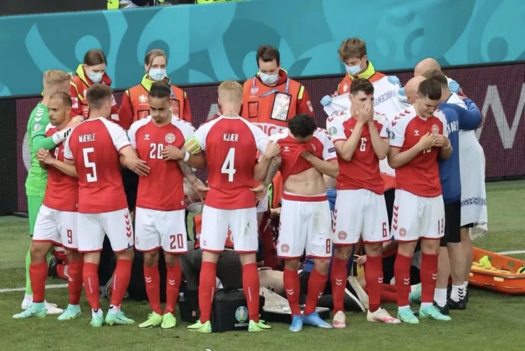 欧洲杯突发！球员突然倒地接受急救，比赛中断近2小时休闲区蓝鸢梦想 - Www.slyday.coM