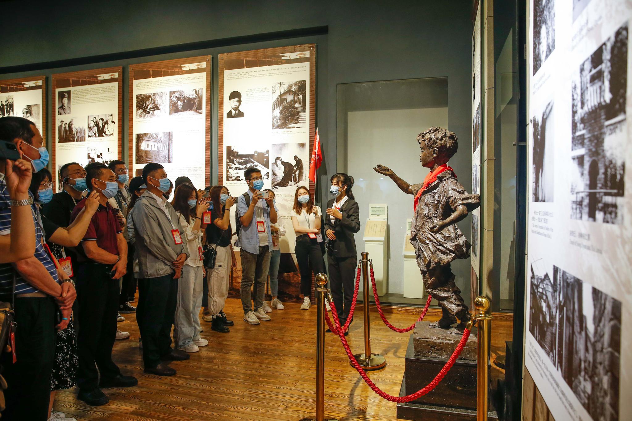 一片丹心向阳开革命信仰坚如磐石红岩精神永立丰碑