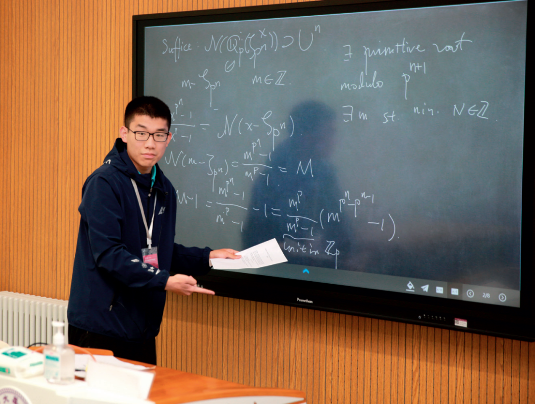 &nbsp;在第十二届丘成桐大学生数学竞赛上,学生正在比赛 丘成桐数 