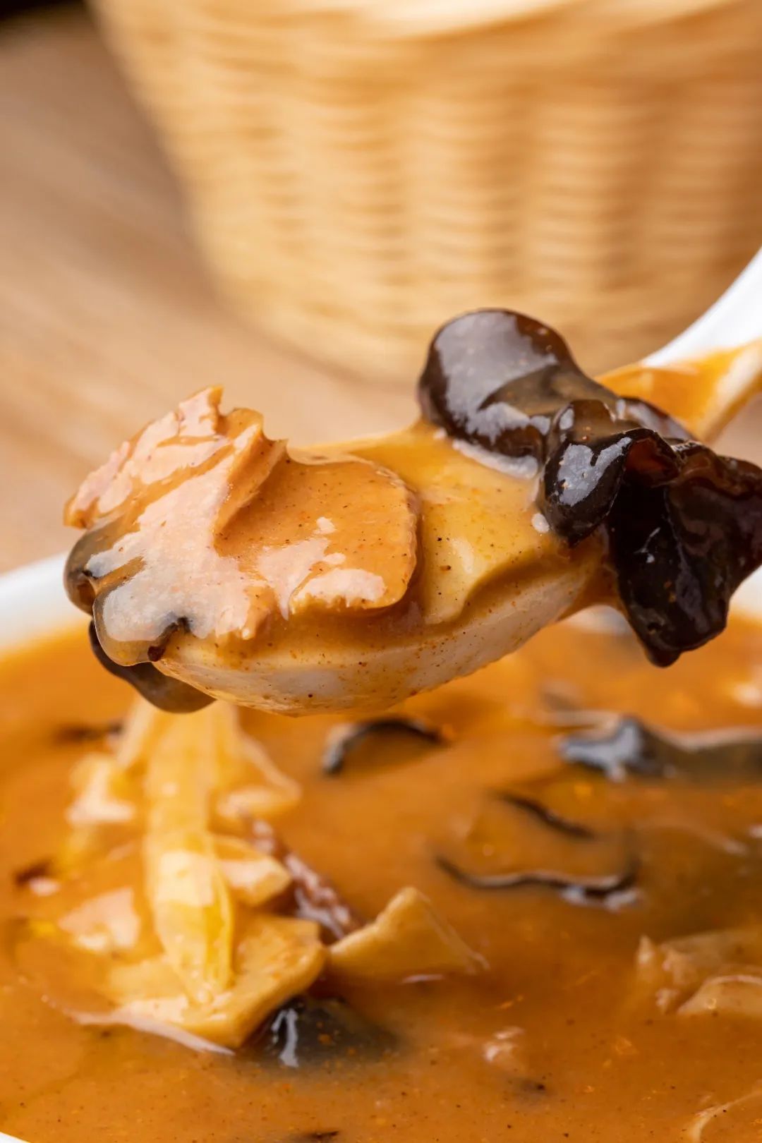 牛肉胡辣汤店里的牛肉胡辣汤辣味醇郁,汤香扑鼻,深受大众喜欢,坚持