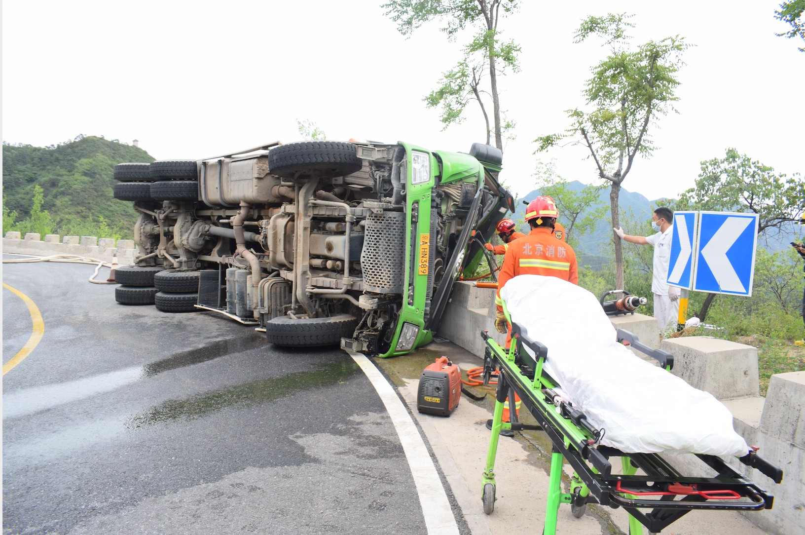 石料货车侧翻司机被困昌平消防调动铲车救援