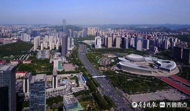 济南东部长高记者航拍奥体中心和cbd周边高楼林立