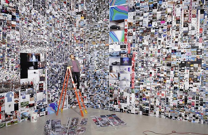 伊万·罗斯《自你出生》，2019-2021，装置，印在背胶贴纸上的图片。图片来源：红砖美术馆