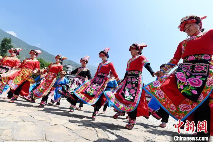 羌族萨朗舞展示. 安源 摄