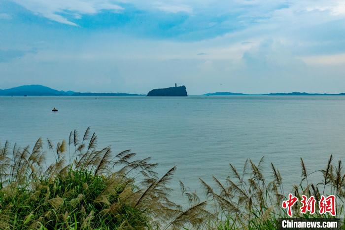 航拍江西湖口水域的鞋山岛，独岛耸峙，风景独异。