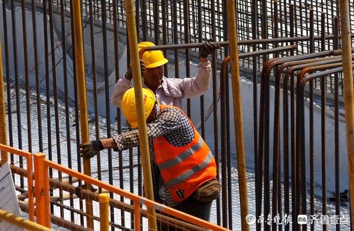 济南起步区:数千名工人冒酷暑奋斗