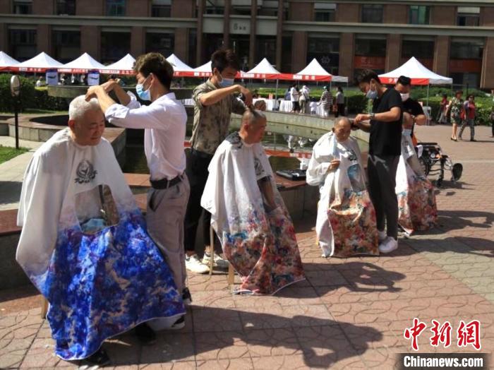 “喜迎建党100周年,优质服务进社区”活动在北京举办。图为现场设置公益服务区,为居民提供义剪等服务。北京市商业联合会供图