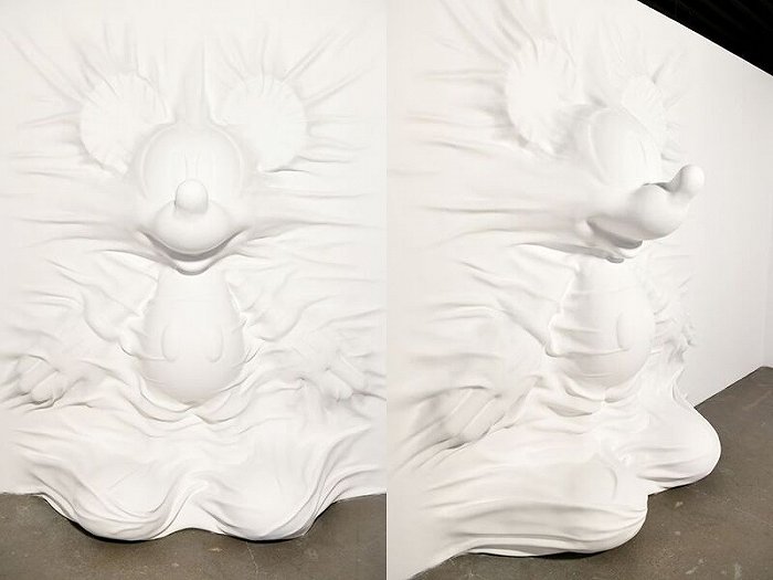 丹尼尔·阿尔轩，《隐藏的米奇》，2018，玻璃纤维雕塑、油画，63.5 × 250.2 × 283.2 cm图片来源：余德耀美术馆