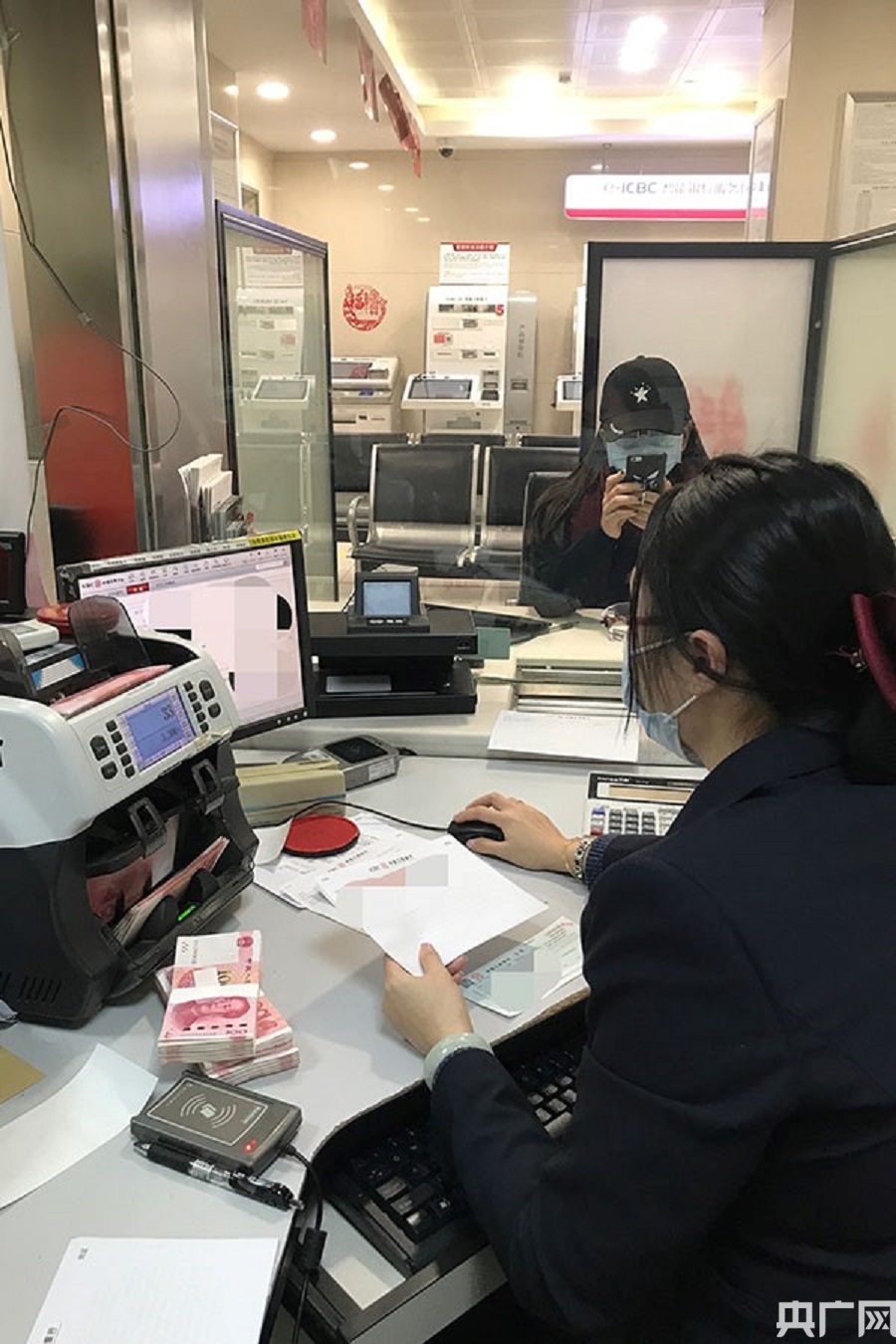 广州工行工作人员在疫情期间为顾客办理业务(央广网发 通讯员供图)