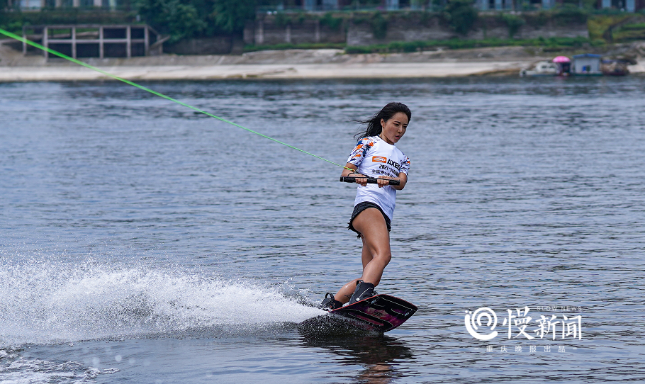 看见|演绎速度与激情!长寿湖上的这场"尾波滑水"比赛太燃了