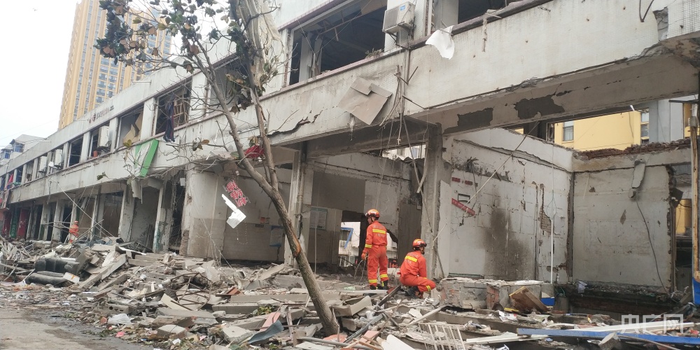 爆炸事故现场，地上两层建筑楼板都已坍塌（央广网记者朱娜 摄）