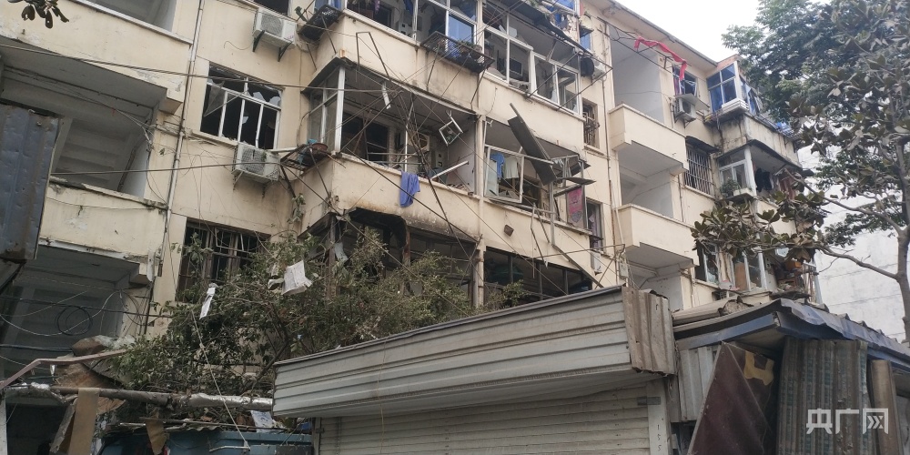 爆炸事故附近受损的居民楼（央广网记者朱娜 摄）