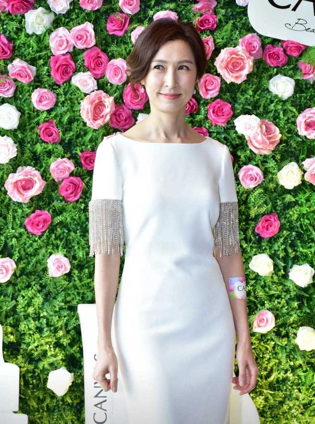 郭蔼明又被刘青云宠成小女孩了53岁身材还很纤细嫁对人真幸福