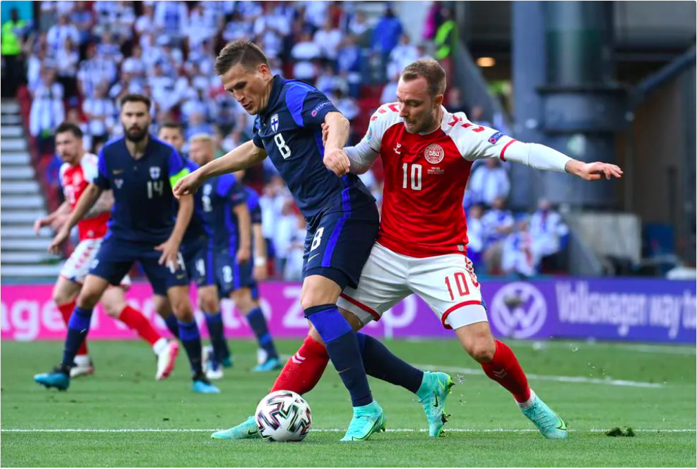 欧洲杯突发！球员突然倒地接受急救，比赛中断近2小时休闲区蓝鸢梦想 - Www.slyday.coM