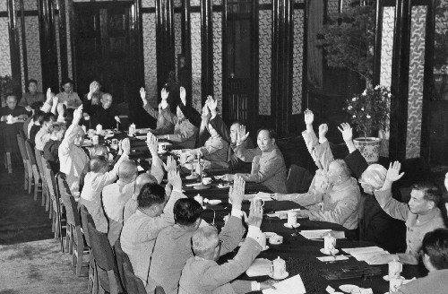 △1954年6月14日，中央人民政府委员会第三十次会议通过《中华人民共和国宪法草案》和关于公布宪法草案的决议。图为出席会议的全体委员举手通过《中华人民共和国宪法草案》。