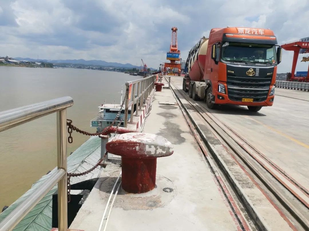 据了解,完成此次作业的为"大宏288"轮船,靠泊平南武林港二期作业区1