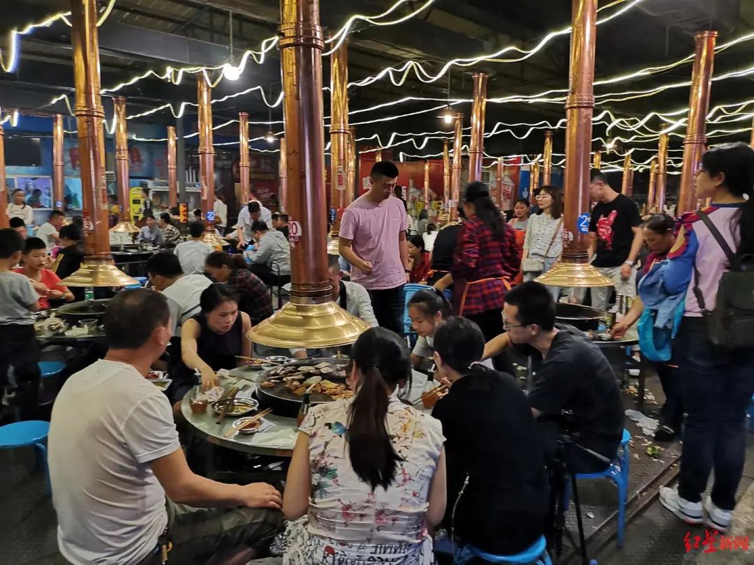 走在西昌的大街小巷,到处都能看到烧烤店,有火盆烧烤,竹签烧烤
