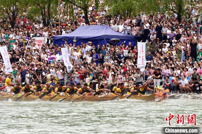 图为观看龙舟赛的市民. 罗永皓  摄