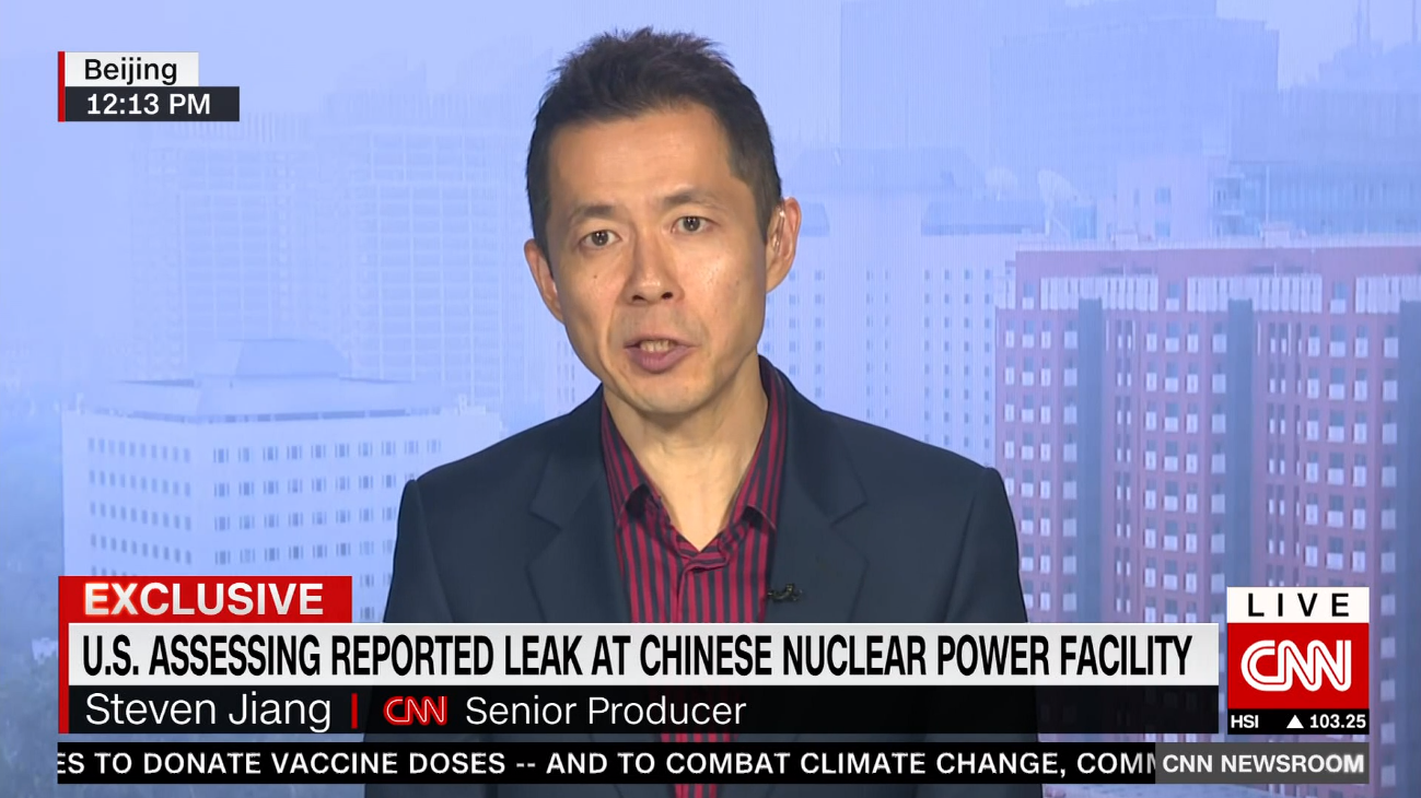 CNN请驻华记者介绍情况 背景的北京一片灰 （视频截图）