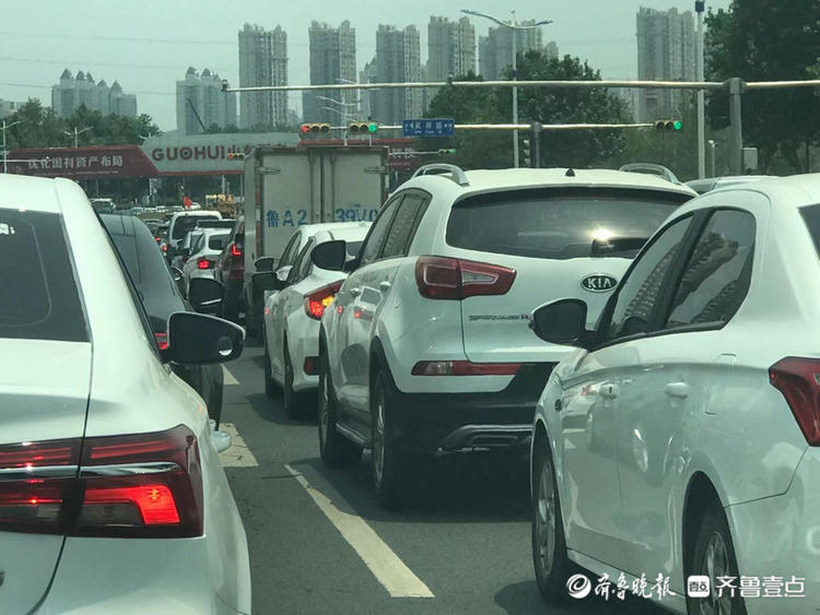 端午假期,经十路汽车拥挤