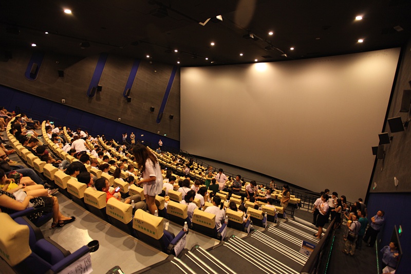 目前市面上大部分影院采用的是金属银幕。