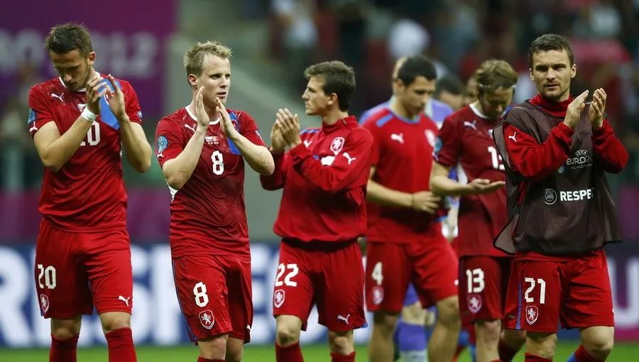 捷克在欧洲杯上挥舞着三色旗帜的荣耀