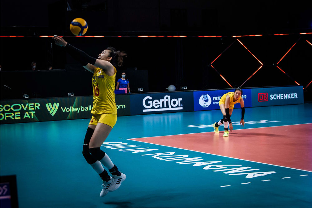 中国队球员丁霞(左)在比赛中救球.