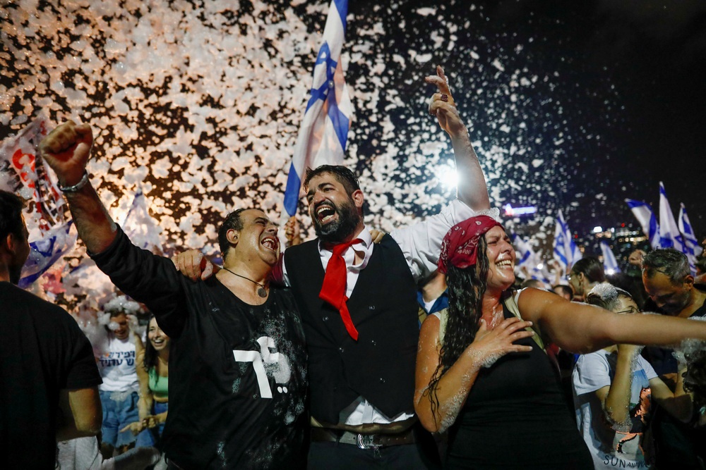 当地时间2021年6月13日，以色列特拉维夫，以色列民众庆祝新一届政府成立。