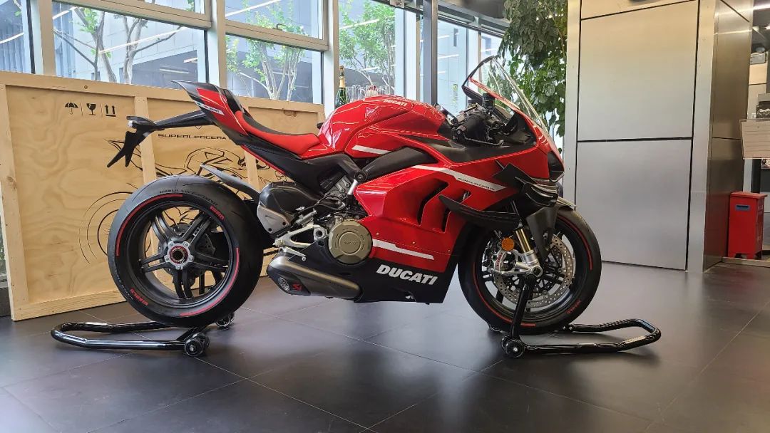 【验车官x】卖150万的摩托是怎样的? 杜卡迪superleggera v4到店实拍
